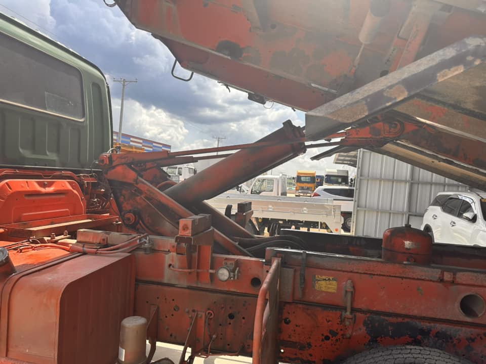 Isuzu Giga Dump Truck DT00823-0060-17