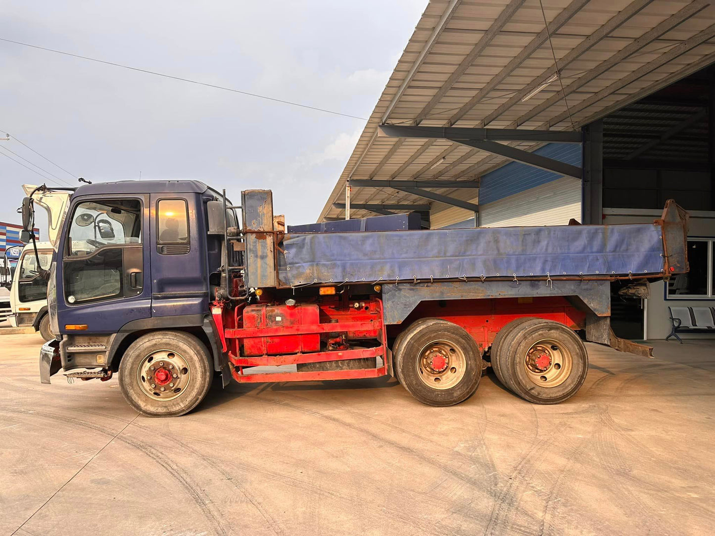 Isuzu Giga Dump Truck DT00823-0059-17