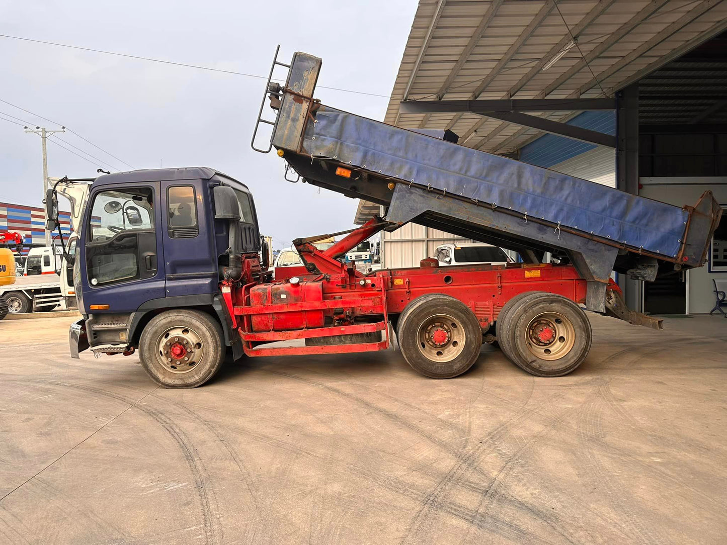 Isuzu Giga Dump Truck DT00823-0059-17