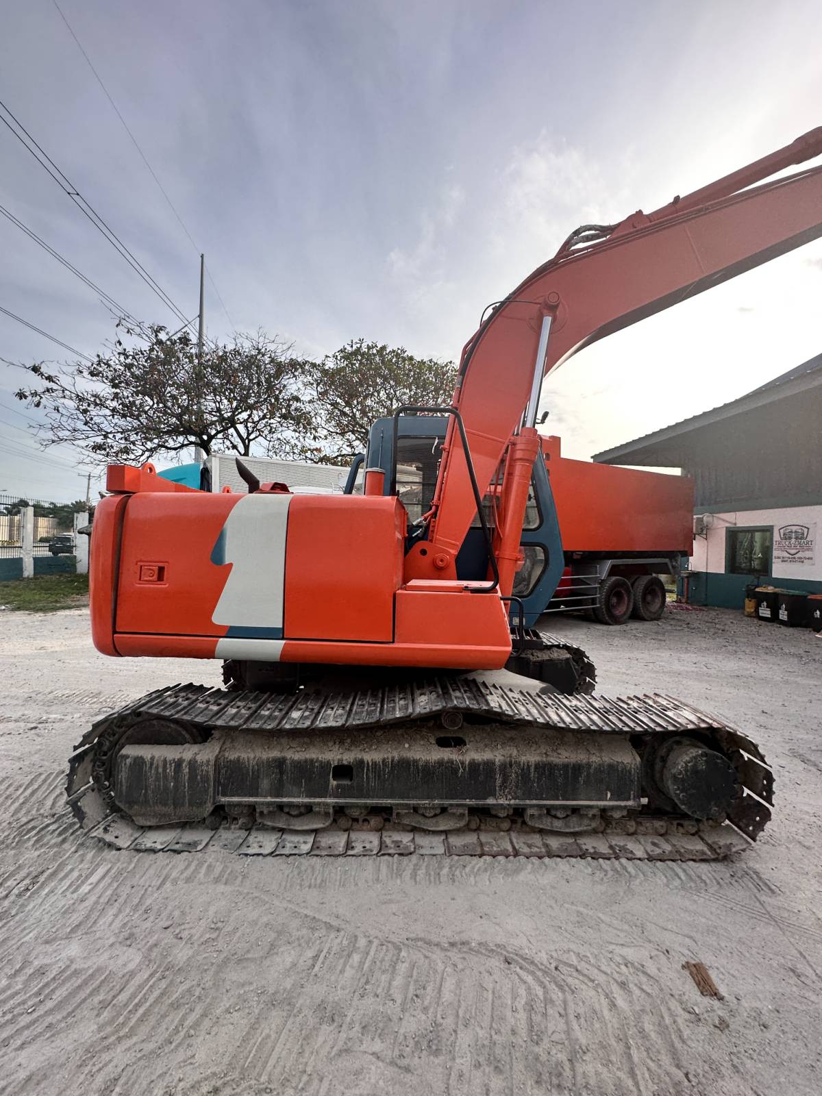 Hitachi EX120-3 Tracked Excavator TEX0823-0074-15