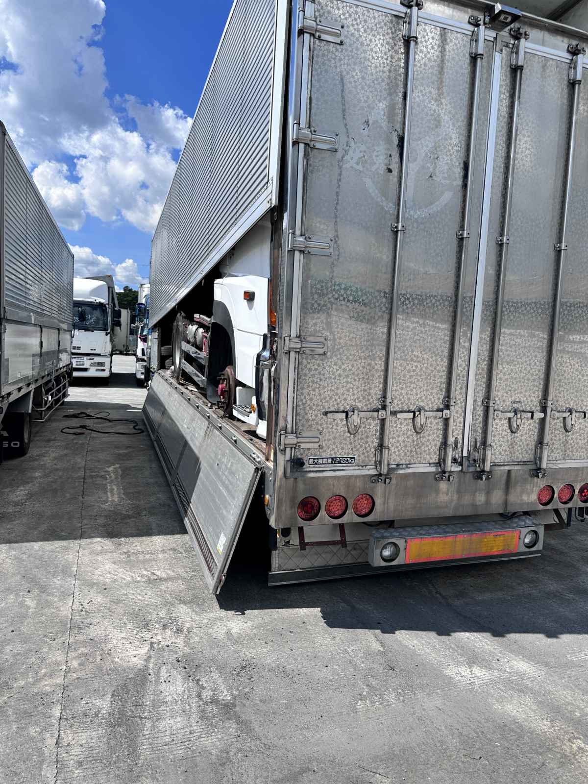 Isuzu Giga 12W Wing Van WV0823-0065-15