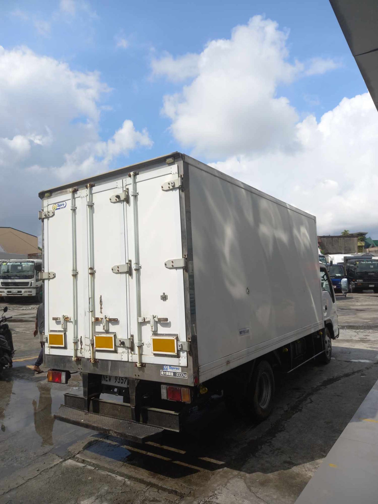 Isuzu Elf 6W Freezer Van FV0823-0022-14